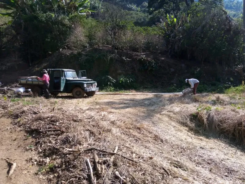 Quer construir uma casa em uma serra, bem no meio da natureza? Área com 1,5 alqueire,  com linda vista panorâmica para a Pedra do Elefante, formada com mata,  nascente de água, ideal para quem quer sossego, a apenas  6Km de Andradas. São terras ladeirosas, mas tem uma terraplenagem com aproximadamente 300m², onde da para construir. O acesso ideal é com veículo 4 x 4. Ideal também para criação de abelhas e produção de mel. - foto 2