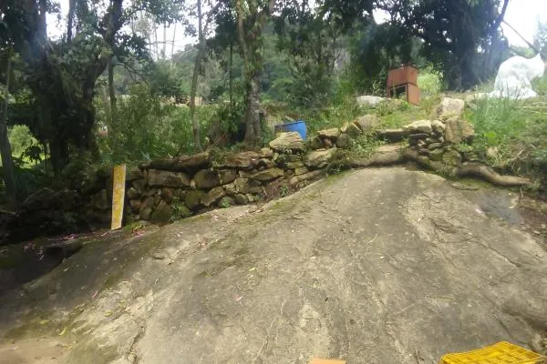 Chácara com 2.200m², córrego, açude, muito verde, apenas 700m distante da rodovia de Ibitiúra, especial para quem quer sossego. - foto 6