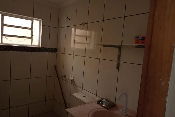 Jardim Ipê e Alfa-Casa com 2 quartos, 2 vagas para automóveis, nova, ótimo acabamento, no Jardim Ipê.  Semelhante a esta temos outra no Bairro Alfa. - foto 2
