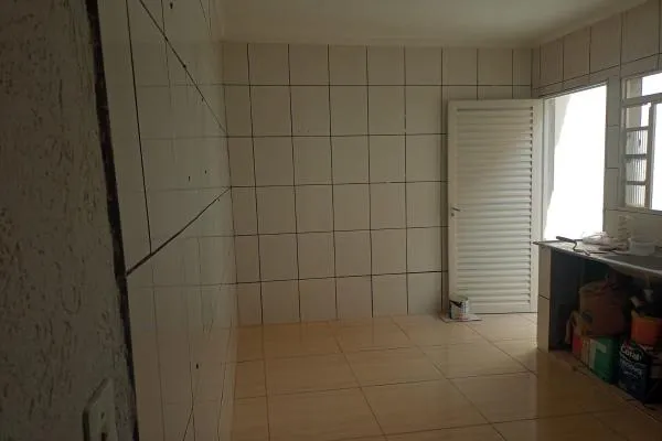 Jardim Ipê e Alfa-Casa com 2 quartos, 2 vagas para automóveis, nova, ótimo acabamento, no Jardim Ipê.  Semelhante a esta temos outra no Bairro Alfa. - foto 3