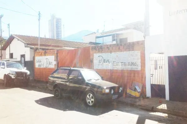 Seja para uso comercial ou residencial, este imóvel adapta-se às suas necessidades, são 365,00m²
para você construir com conforto. Localização privilegiada, a apenas 300m da Praça Dr. Alcides Mosconi, ideal também para construção de apartamentos, residência térrea ou galpão.  Aceita-se troca-se e terreno como parte de pagamento. - foto 1