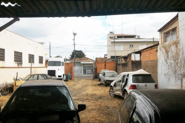 Seja para uso comercial ou residencial, este imóvel adapta-se às suas necessidades, são 365,00m²
para você construir com conforto. Localização privilegiada, a apenas 300m da Praça Dr. Alcides Mosconi, ideal também para construção de apartamentos, residência térrea ou galpão.  Aceita-se troca-se e terreno como parte de pagamento. - foto 2