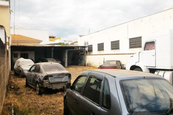 Seja para uso comercial ou residencial, este imóvel adapta-se às suas necessidades, são 365,00m²
para você construir com conforto. Localização privilegiada, a apenas 300m da Praça Dr. Alcides Mosconi, ideal também para construção de apartamentos, residência térrea ou galpão.  Aceita-se troca-se e terreno como parte de pagamento. - foto 4