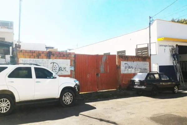 Seja para uso comercial ou residencial, este imóvel adapta-se às suas necessidades, são 365,00m²
para você construir com conforto. Localização privilegiada, a apenas 300m da Praça Dr. Alcides Mosconi, ideal também para construção de apartamentos, residência térrea ou galpão.  Aceita-se troca-se e terreno como parte de pagamento. - foto 5