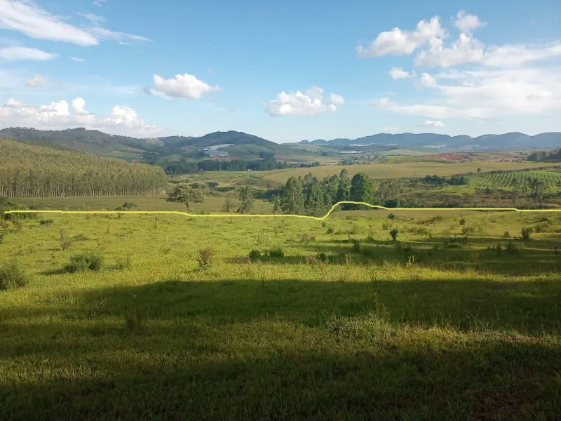 Este é para você que idealizou ter um sítio em localização privilegiada e de fácil acesso.  Área de terras com 7,7 alqueires ou 18,6 hectares sem edificações, com açude, localizado a apenas 1,7Km da rodovia Andadas/Poços de Caldas, topografia setenta por cento tratorável, 3 hectares formados com eucalipto cortado recentemente, bacias de contenção contra erosão, sem servidão de caminho para terceiros,  local ideal para a agropecuária, construir sua morada ou para o lazer, fica próximo de Andradas e de Poços de Caldas, região que vem se devolvendo com diversidade de culturas como horticultura, flores, oliveiras, eucalipto e frutíferas, altitude média entre 1340 a 1365 metros. Agende logo sua visita, com as boas qualidades que este imóvel possui será vendido rapidamente. - foto 4