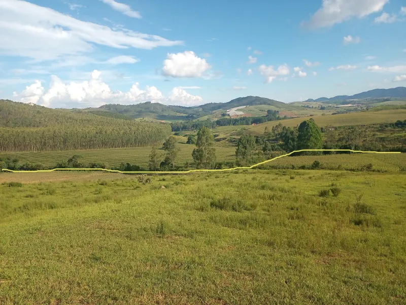 Este é para você que idealizou ter um sítio em localização privilegiada e de fácil acesso.  Área de terras com 7,7 alqueires ou 18,6 hectares sem edificações, com açude, localizado a apenas 1,7Km da rodovia Andadas/Poços de Caldas, topografia setenta por cento tratorável, 3 hectares formados com eucalipto cortado recentemente, bacias de contenção contra erosão, sem servidão de caminho para terceiros,  local ideal para a agropecuária, construir sua morada ou para o lazer, fica próximo de Andradas e de Poços de Caldas, região que vem se devolvendo com diversidade de culturas como horticultura, flores, oliveiras, eucalipto e frutíferas, altitude média entre 1340 a 1365 metros. Agende logo sua visita, com as boas qualidades que este imóvel possui será vendido rapidamente. - foto 5