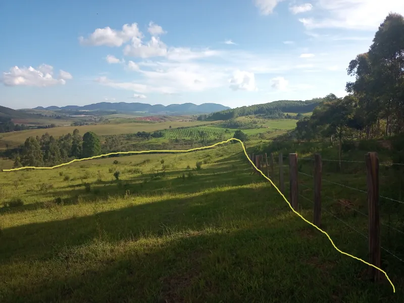 Este é para você que idealizou ter um sítio em localização privilegiada e de fácil acesso.  Área de terras com 7,7 alqueires ou 18,6 hectares sem edificações, com açude, localizado a apenas 1,7Km da rodovia Andadas/Poços de Caldas, topografia setenta por cento tratorável, 3 hectares formados com eucalipto cortado recentemente, bacias de contenção contra erosão, sem servidão de caminho para terceiros,  local ideal para a agropecuária, construir sua morada ou para o lazer, fica próximo de Andradas e de Poços de Caldas, região que vem se devolvendo com diversidade de culturas como horticultura, flores, oliveiras, eucalipto e frutíferas, altitude média entre 1340 a 1365 metros. Agende logo sua visita, com as boas qualidades que este imóvel possui será vendido rapidamente. - foto 8