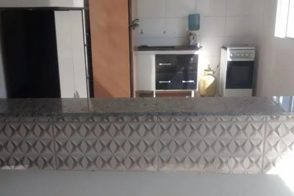 Descobrimos para você um lugar perfeito para escapar da agitação da cidade. Chácara com 1.600m², escritura e matrícula exclusiva, sem comunhão com ninguém, podendo ser pleiteado financiamento, próxima do Clube UVA, com casa de 4 quartos, dois banheiros, piscina, pomar, córrego, tudo isso para você ter um local confortável para seu descanso junto da natureza. - foto 2