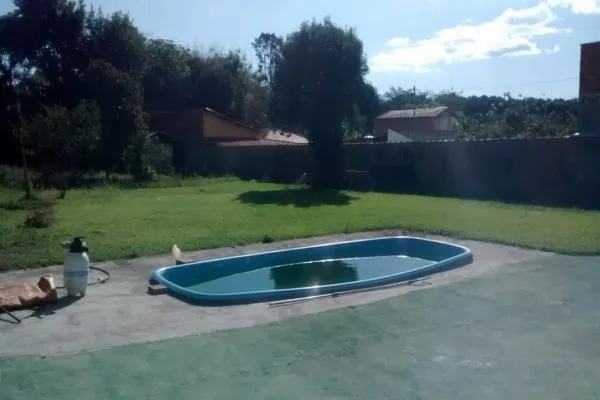 Descobrimos para você um lugar perfeito para escapar da agitação da cidade. Chácara com 1.600m², escritura e matrícula exclusiva, sem comunhão com ninguém, podendo ser pleiteado financiamento, próxima do Clube UVA, com casa de 4 quartos, dois banheiros, piscina, pomar, córrego, tudo isso para você ter um local confortável para seu descanso junto da natureza. - foto 3