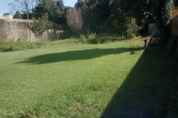 Descobrimos para você um lugar perfeito para escapar da agitação da cidade. Chácara com 1.600m², escritura e matrícula exclusiva, sem comunhão com ninguém, podendo ser pleiteado financiamento, próxima do Clube UVA, com casa de 4 quartos, dois banheiros, piscina, pomar, córrego, tudo isso para você ter um local confortável para seu descanso junto da natureza. - foto 4