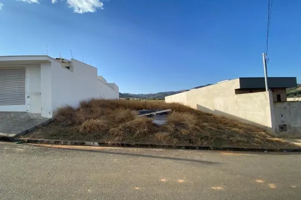 Terreno com 300m², próximo do hospital, bem plano, rodeado por casas de alto padrão,...