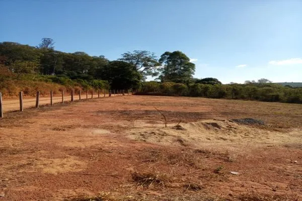Chácara 1.300m², com luz, próxima do Bairro da Sóvis, para seu descanso, construir depósito ou...