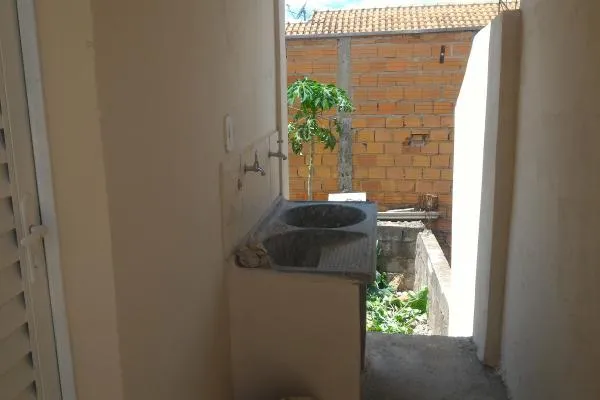 Quer ter uma casa com quintal? Esta é a sua oportunidade. Casa com 2 quartos, sendo um suíte, sala grande, cozinha ampla, garagem, abriga 3 automóveis, quintal. Aceita-se troca por terreno, chácara ou sítio. Como a sala é grande dá para dividir e fazer o terceiro quarto, reformada no estado de nova. São 87,00m² construídos. Outras casas deste tamanho custam acima de R$320mil. Esta custa apenas - foto 3