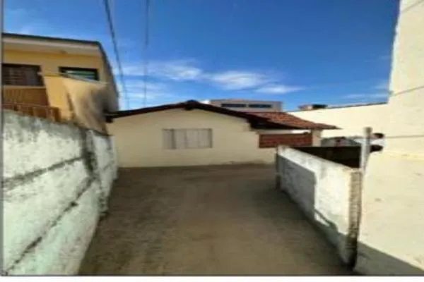 Casa de fundo, na Vila Graziani, com 2 quartos.