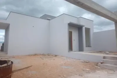 Esta casa tem dois fatores relevantes, se destaca pela...