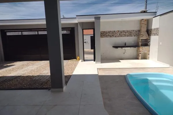 Tenha agradáveis momentos de lazer com sua família e amigos. Casa com churrasqueira, piscina, três quartos, um suite, 4 vagas de garagem, acabamento de primeira. - foto 2