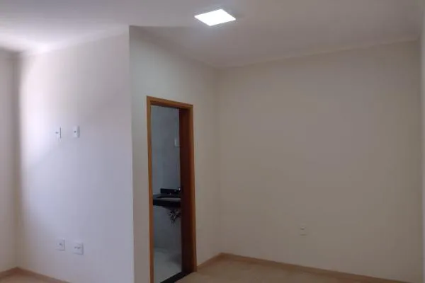 Tenha agradáveis momentos de lazer com sua família e amigos. Casa com churrasqueira, piscina, três quartos, um suite, 4 vagas de garagem, acabamento de primeira. - foto 3