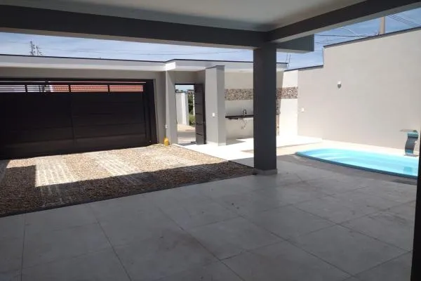 Tenha agradáveis momentos de lazer com sua família e amigos. Casa com churrasqueira, piscina, três quartos, um suite, 4 vagas de garagem, acabamento de primeira. - foto 4