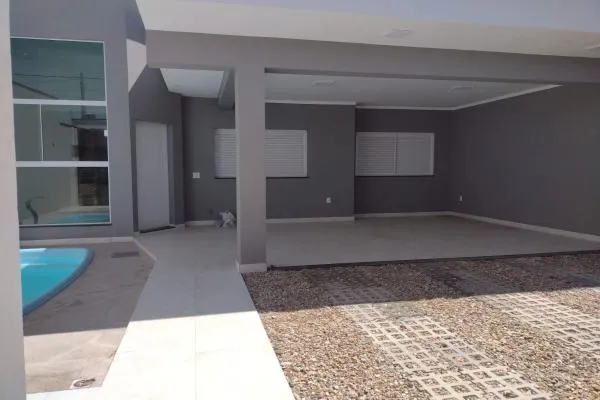 Tenha agradáveis momentos de lazer com sua família e amigos. Casa com churrasqueira, piscina, três quartos, um suite, 4 vagas de garagem, acabamento de primeira. - foto 5