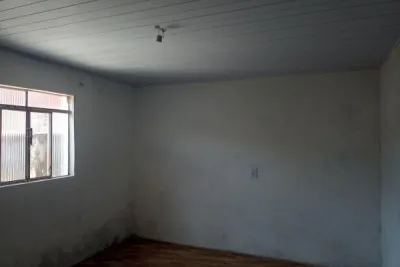 Casa com espaço para garagem. varanda ampla, laje, piso,...
