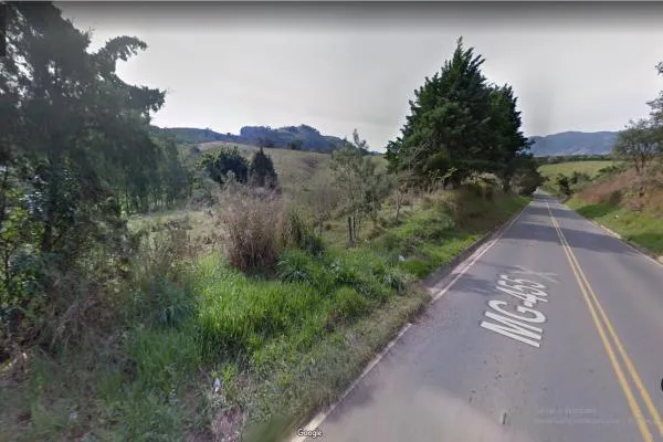 Área com 1000m², frente para MG 455-Saída de Ibitiúra, próxima do Posto Alfa, a 500 metros da cidade, ideal para galpão industrial ou comercial, garagens de veículos ou para quem quer ter um excelente ponto comercial. Aceita troca. - foto 2