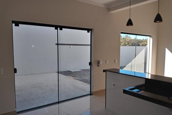 Esta casa destaca-se pela iluminação natural através das portas de blindex e pelo acabamento...