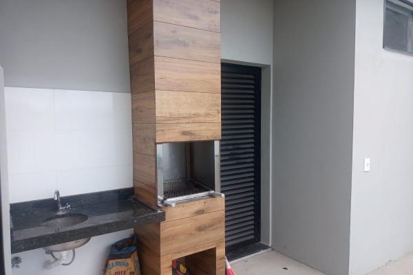 Esta casa destaca-se pela iluminação natural através das portas de blindex e pelo acabamento refinado, são três quartos, um suite, três ambientes integrados: sala de visita, cozinha e churrasqueira, quintal amplo com instalações prontas para piscina. - foto 2