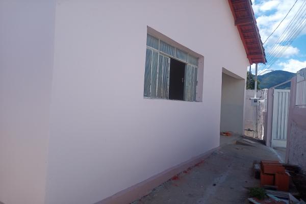 Casa localizada no ponto mais alto da travessa da Avenida Mário Lanzani, próxima de vários tipos estabelecimentos comerciais como açougue, supermercado, lojas de roupas, rações e muito mais para seu conforto. Com 3 quartos, reformada recentemente, no estado de nova. - foto 6