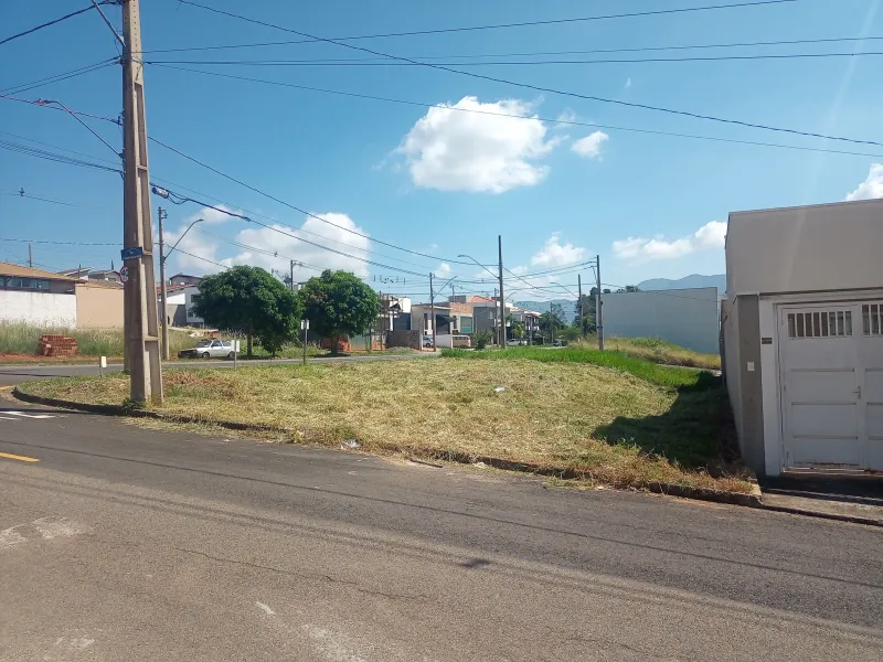 Terreno de esquina no Jardim Mirante, com 270 m², uma área diferenciada e maior que a maioria dos terrenos do bairro. Localizado de frente para a avenida, oferece excelente visibilidade e acesso, sendo uma ótima oportunidade para instalação de comércio, indústria, construção de barracão ou residência.
Excelente localização e grande potencial para investimento! - foto 1