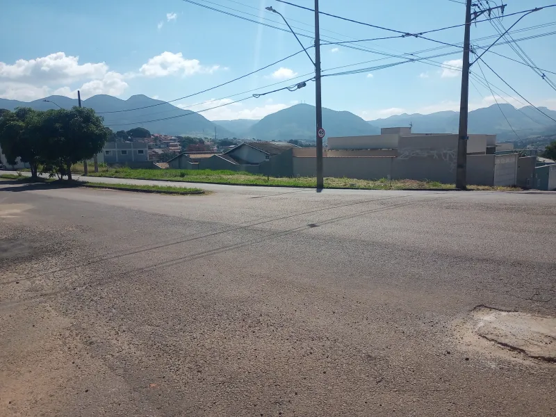 Terreno de esquina no Jardim Mirante, com 270 m², uma área diferenciada e maior que a maioria dos terrenos do bairro. Localizado de frente para a avenida, oferece excelente visibilidade e acesso, sendo uma ótima oportunidade para instalação de comércio, indústria, construção de barracão ou residência.
Excelente localização e grande potencial para investimento! - foto 3