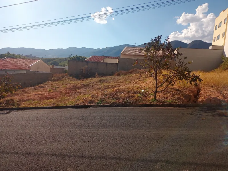 Terreno plano no bairro Morada dos Pássaros, ao lado do Jardim Europa, com 200m², bem plano, preço de oportunidade entre R$10 e R$15.000,00mil abaixo do preço normal. Se interessar, fale com o corretor para verificar se ainda está disponível. - foto 1