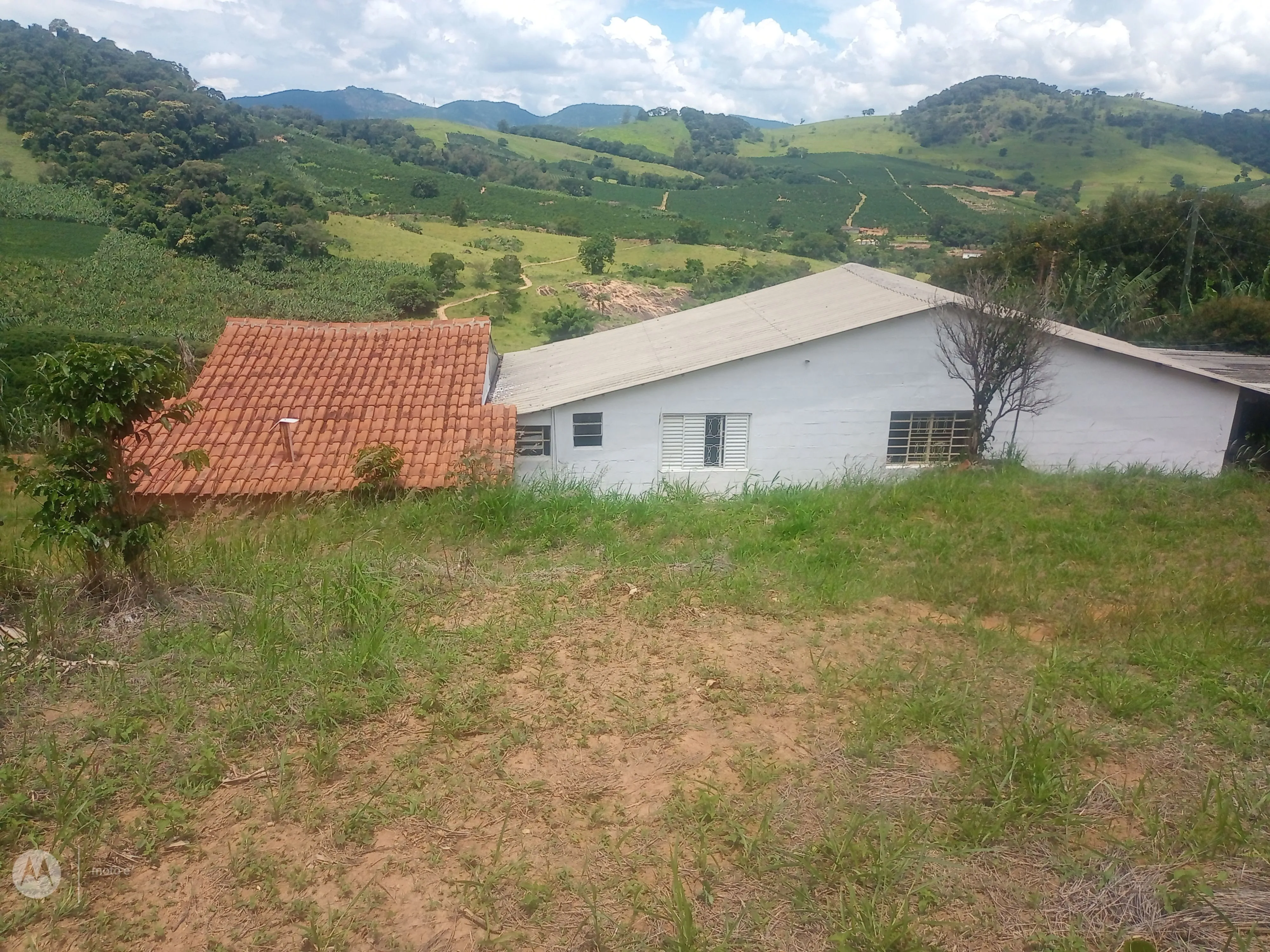 Se busca tranquilidade e quer morar junto da natureza, esta chácara é a solução. Localizada a...