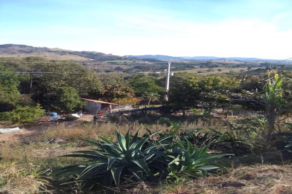 Se busca tranquilidade e quer morar junto da natureza,  esta chácara é a solução. Localizada a apenas 4Km da cidade, meio alqueire, casa, água de nascente, pés de frutas, vista panorâmica, espaço para explorar a agricultura e produzir alguns do seu próprio alimento. - foto 2