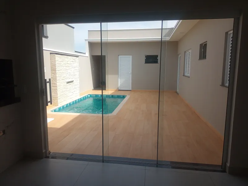 Luxo e conforto são os pontos fortes desta casa. São 3 quartos, sendo um suíte, sala e cozinha integradas, piscina, depósito, 2 garagens, nova, localizada no bairro que é um dos mais prestigiados de Andradas, o Portal da Mantiqueira. Preço atraente em comparação com o padrão construtivo. Vamos agendar a visita? - foto 1