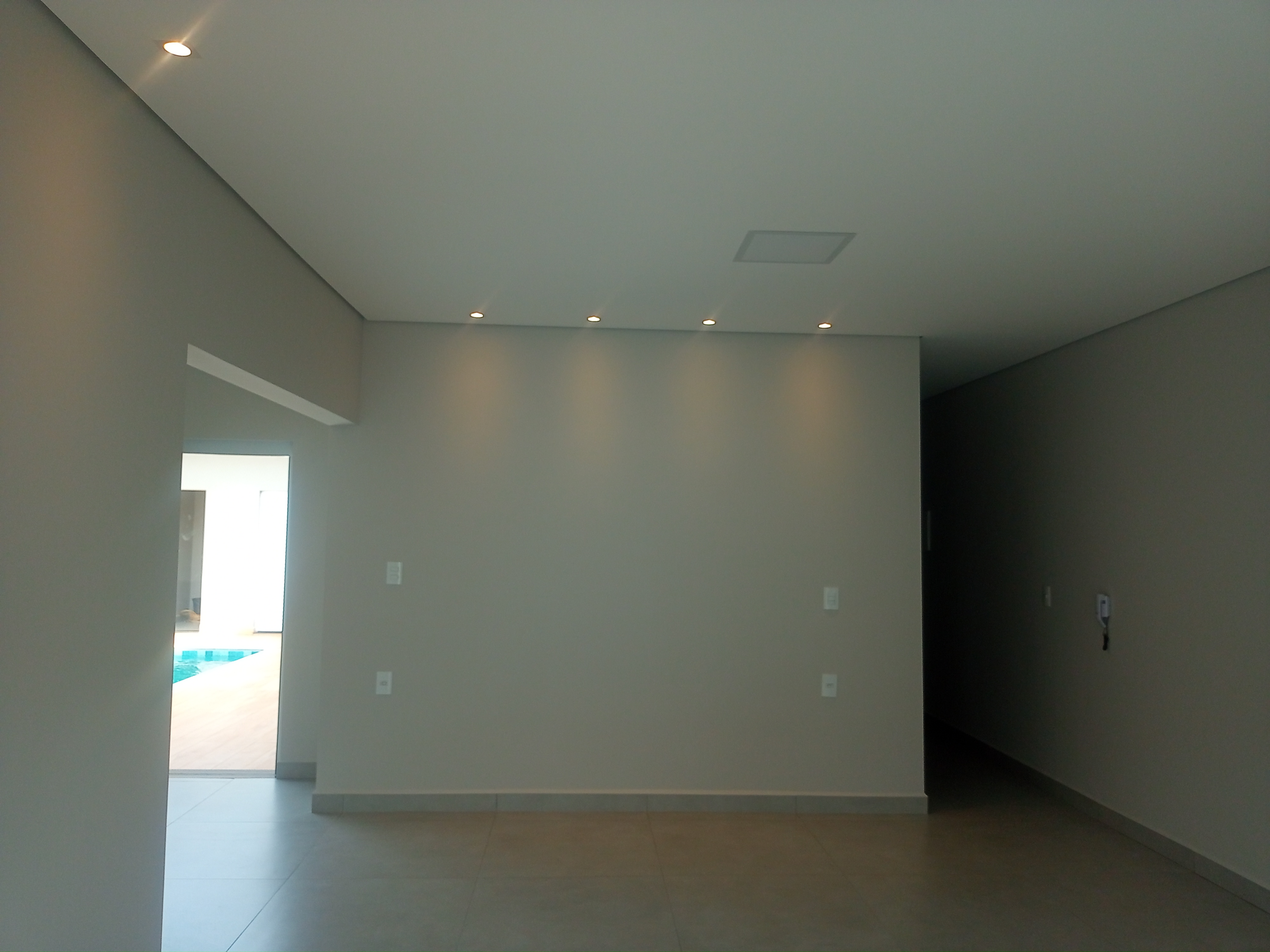 Luxo e conforto são os pontos fortes desta casa. São 3 quartos, sendo um suíte, sala e cozinha integradas, piscina, depósito, 2 garagens, nova, localizada no bairro que é um dos mais prestigiados de Andradas, o Portal da Mantiqueira. Preço atraente em comparação com o padrão construtivo. Vamos agendar a visita? - foto 6