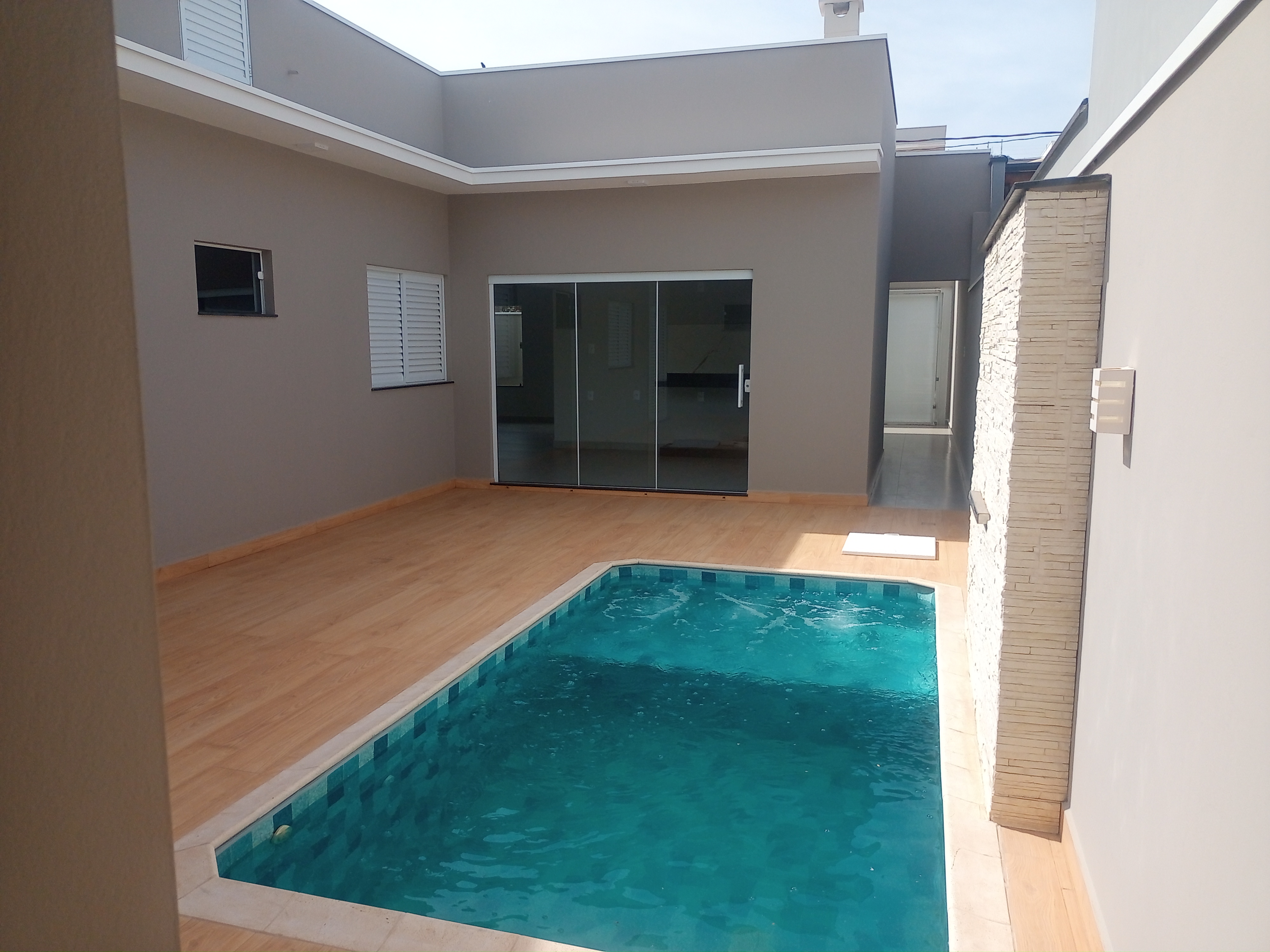 Luxo e conforto são os pontos fortes desta casa. São 3 quartos, sendo um suíte, sala e cozinha integradas, piscina, depósito, 2 garagens, nova, localizada no bairro que é um dos mais prestigiados de Andradas, o Portal da Mantiqueira. Preço atraente em comparação com o padrão construtivo. Vamos agendar a visita? - foto 7