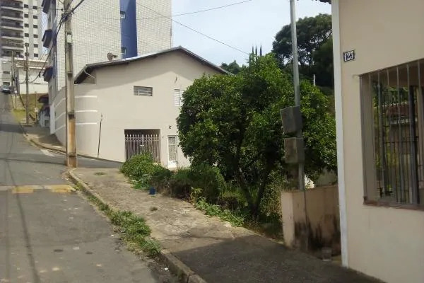 Já imaginou o conforto de morar próximo do centro? Este terreno, localizado a apenas 90 metros...