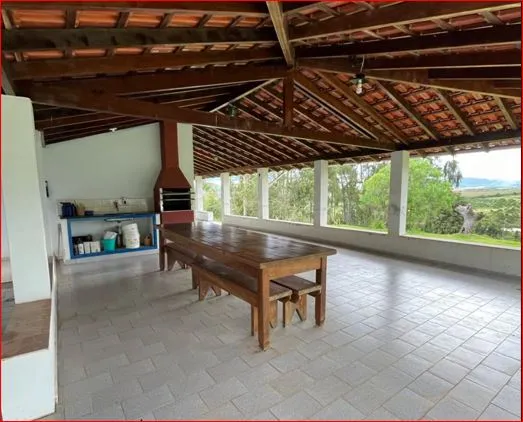 Descubra um lugar perfeito para escapar da agitação da cidade e aproveitar a tranquilidade da natureza! Este sítio à venda oferece uma casa espaçosa, com laje, aconchegante e avarandada que permite apreciar a beleza natural que o rodeia, depósito para guardar suas ferramentas e equipamentos. Com 3,9 alqueires, você pode desfrutar de um açude, captação de energia fotovoltaica para sua economia, poço semi-artesiano que garante água pura e saudável, capão de eucalíptos, mais um pasto onde você poderá explorar a pecuária e diversas culturas como videiras, oliveiras e obter uma boa renda.  Além disso, o fácil acesso e a proximidade da rodovia Poços/Andradas fazem deste lugar um ótimo investimento. Não perca esta oportunidade de ter seu próprio refúgio na natureza! E para aumentar seu deleite, veja que maravilha as cerejeiras que existem no sítio. - foto 4