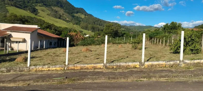 Esta chácara tem a segurança que você merece. Dentro de condomínio, escriturada com matrícula exclusiva, 1.000m², ao lado de ótimas residências, apenas 2Km da cidade de Andradas - foto 1