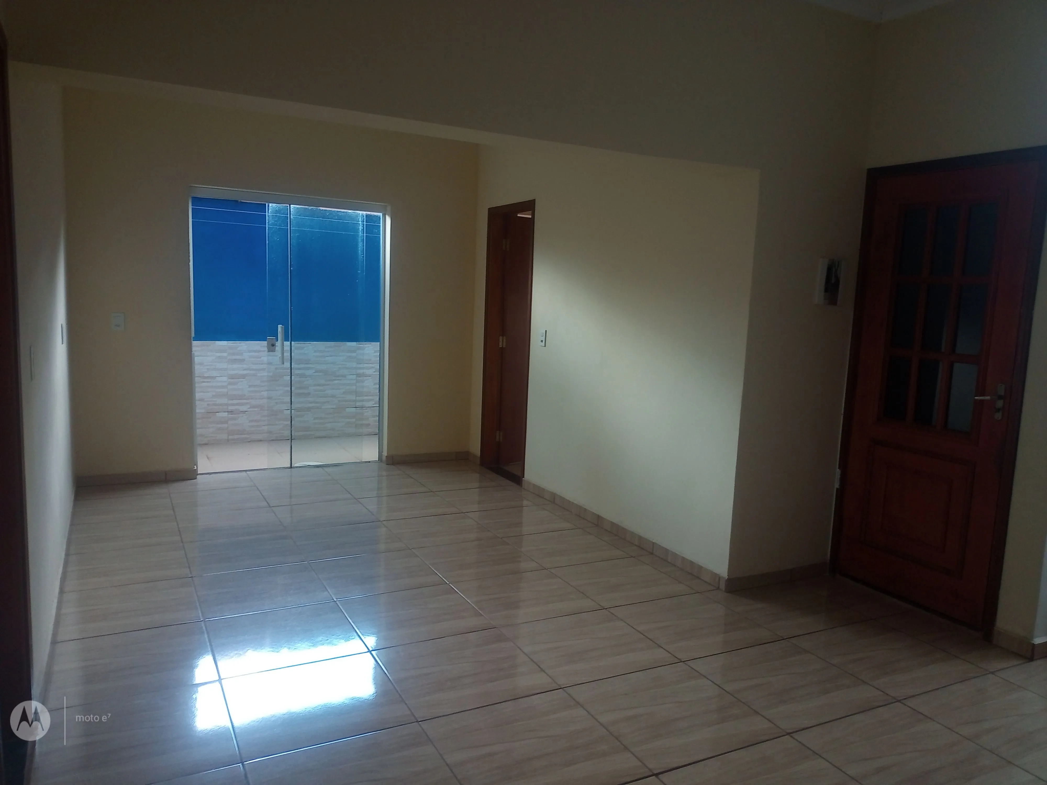 Morar bem é aqui. Casa confortável, com ampla área de lazer, sacadas que proporcionam vistas maravilhosas para as montanhas, 3 quartos, sendo dois suites, mais dois banheiros sociais e um lavabo, copa, cozinha, 2 garagens cobertas, espaço mais automóveis no quintal, bem segura com muros altos, portões eletrônicos, porta balcão nas três sacadas. Vamos agendar uma visita e sentir o quanto ela é agradável? - foto 2
