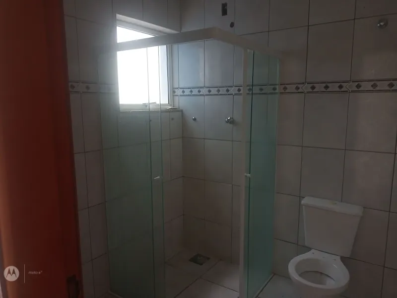 Morar bem é aqui. Casa confortável, com ampla área de lazer, sacadas que proporcionam vistas maravilhosas para as montanhas, 3 quartos, sendo dois suites, mais dois banheiros sociais e um lavabo, copa, cozinha, 2 garagens cobertas, espaço mais automóveis no quintal, bem segura com muros altos, portões eletrônicos, porta balcão nas três sacadas. Vamos agendar uma visita e sentir o quanto ela é agradável? - foto 3
