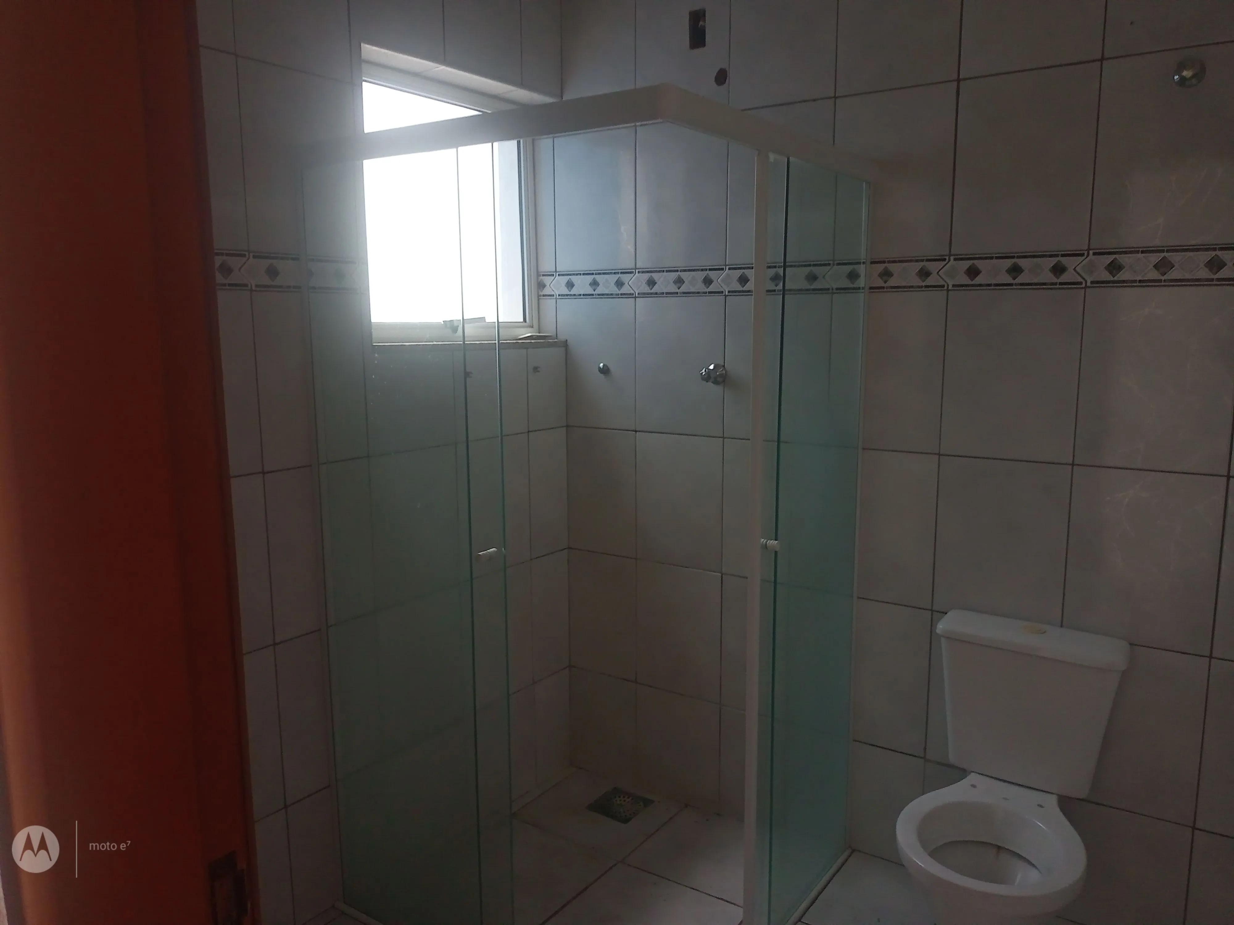 Morar bem é aqui. Casa confortável, com ampla área de lazer, sacadas que proporcionam vistas maravilhosas para as montanhas, 3 quartos, sendo dois suites, mais dois banheiros sociais e um lavabo, copa, cozinha, 2 garagens cobertas, espaço mais automóveis no quintal, bem segura com muros altos, portões eletrônicos, porta balcão nas três sacadas. Vamos agendar uma visita e sentir o quanto ela é agradável? - foto 3