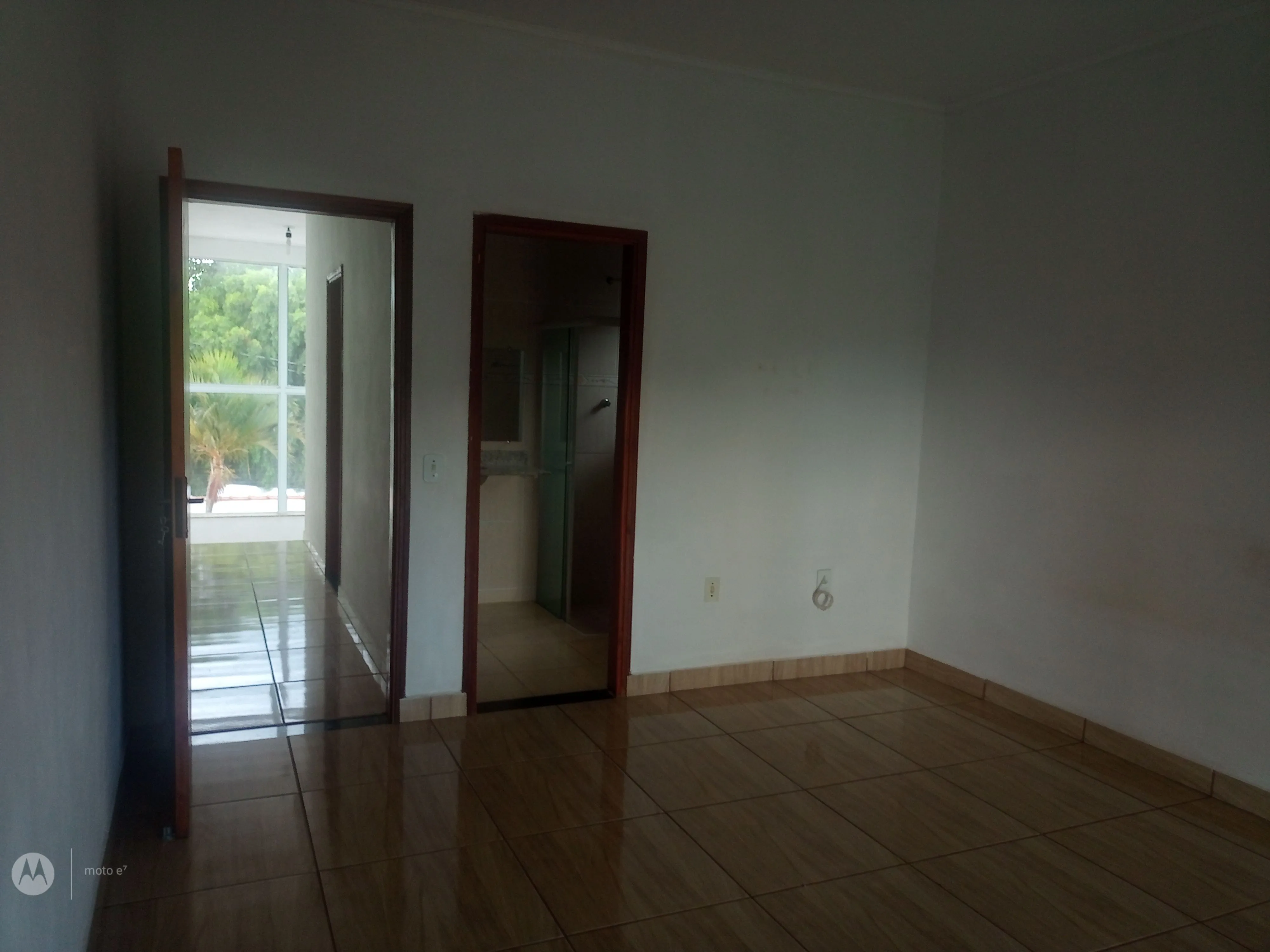 Morar bem é aqui. Casa confortável, com ampla área de lazer, sacadas que proporcionam vistas maravilhosas para as montanhas, 3 quartos, sendo dois suites, mais dois banheiros sociais e um lavabo, copa, cozinha, 2 garagens cobertas, espaço mais automóveis no quintal, bem segura com muros altos, portões eletrônicos, porta balcão nas três sacadas. Vamos agendar uma visita e sentir o quanto ela é agradável? - foto 5