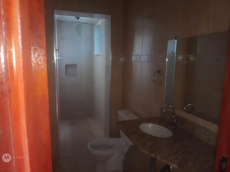 Morar bem é aqui. Casa confortável, com ampla área de lazer, sacadas que proporcionam vistas maravilhosas para as montanhas, 3 quartos, sendo dois suites, mais dois banheiros sociais e um lavabo, copa, cozinha, 2 garagens cobertas, espaço mais automóveis no quintal, bem segura com muros altos, portões eletrônicos, porta balcão nas três sacadas. Vamos agendar uma visita e sentir o quanto ela é agradável? - foto 6