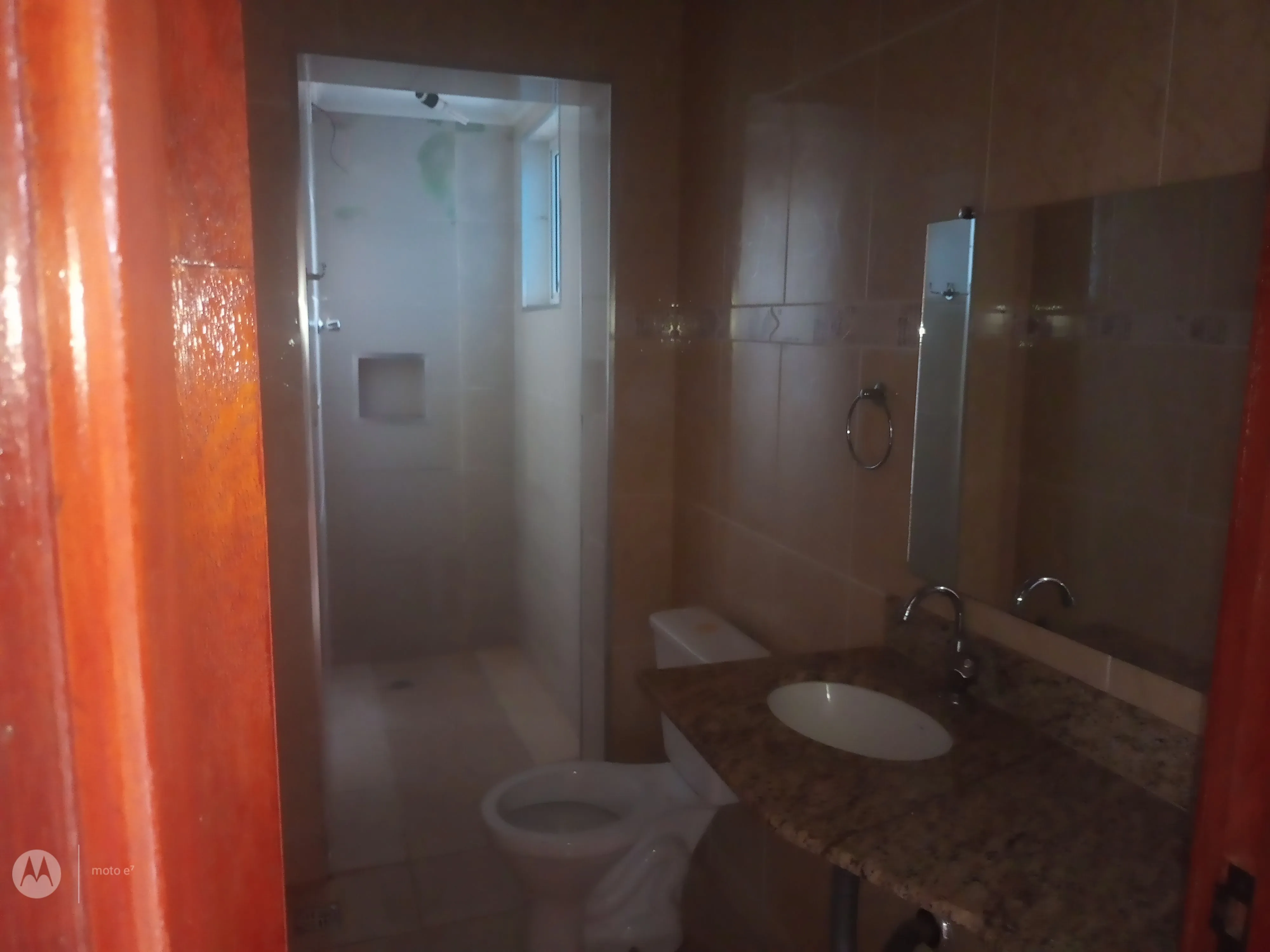 Morar bem é aqui. Casa confortável, com ampla área de lazer, sacadas que proporcionam vistas maravilhosas para as montanhas, 3 quartos, sendo dois suites, mais dois banheiros sociais e um lavabo, copa, cozinha, 2 garagens cobertas, espaço mais automóveis no quintal, bem segura com muros altos, portões eletrônicos, porta balcão nas três sacadas. Vamos agendar uma visita e sentir o quanto ela é agradável? - foto 6