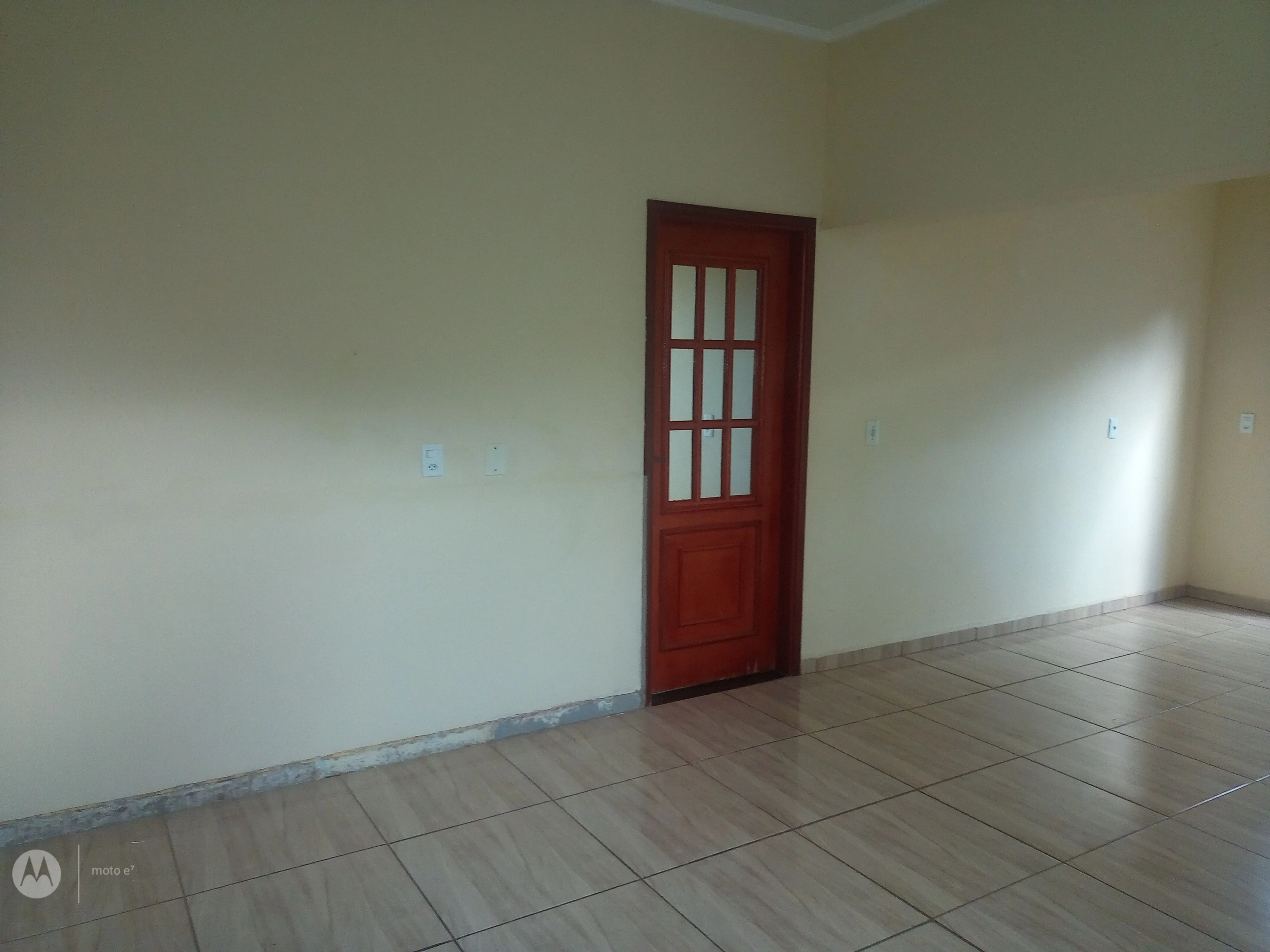 Morar bem é aqui. Casa confortável, com ampla área de lazer, sacadas que proporcionam vistas maravilhosas para as montanhas, 3 quartos, sendo dois suites, mais dois banheiros sociais e um lavabo, copa, cozinha, 2 garagens cobertas, espaço mais automóveis no quintal, bem segura com muros altos, portões eletrônicos, porta balcão nas três sacadas. Vamos agendar uma visita e sentir o quanto ela é agradável? - foto 7