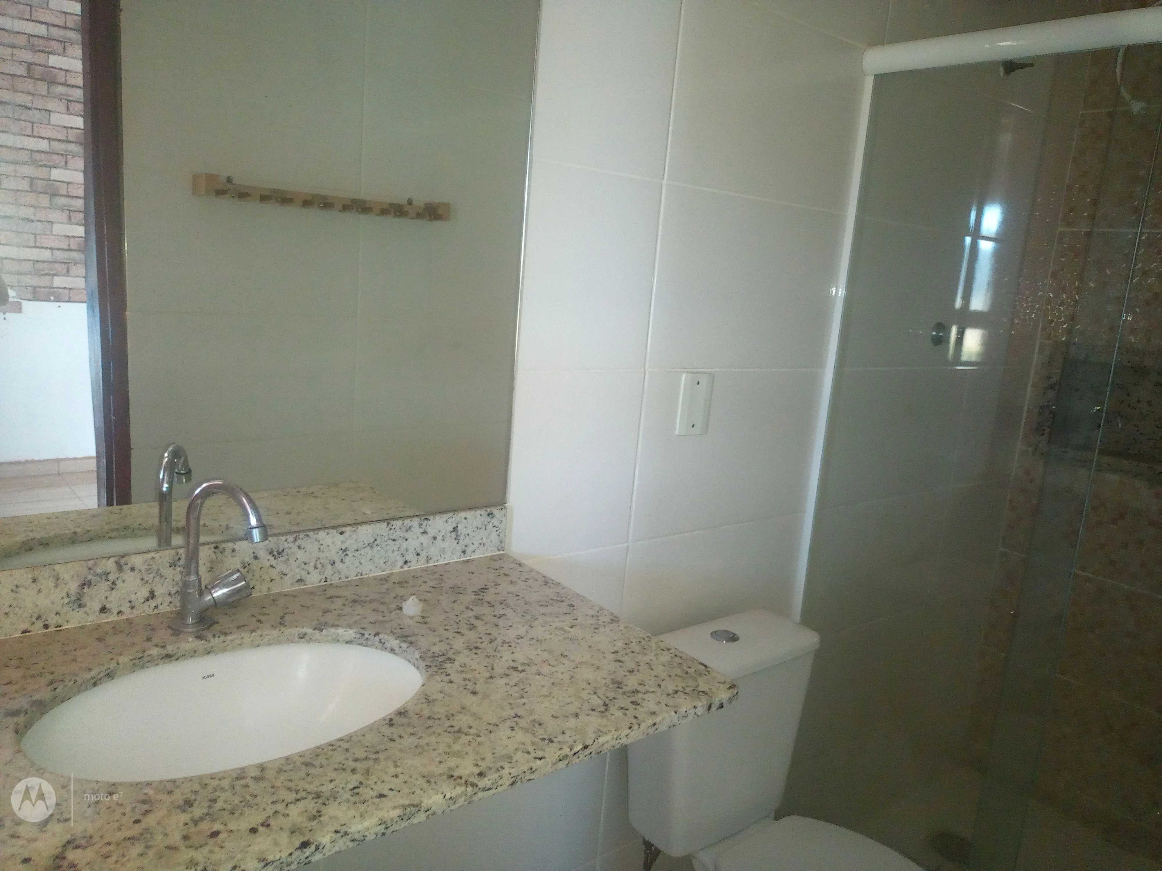 Morar bem é aqui. Casa confortável, com ampla área de lazer, sacadas que proporcionam vistas maravilhosas para as montanhas, 3 quartos, sendo dois suites, mais dois banheiros sociais e um lavabo, copa, cozinha, 2 garagens cobertas, espaço mais automóveis no quintal, bem segura com muros altos, portões eletrônicos, porta balcão nas três sacadas. Vamos agendar uma visita e sentir o quanto ela é agradável? - foto 8