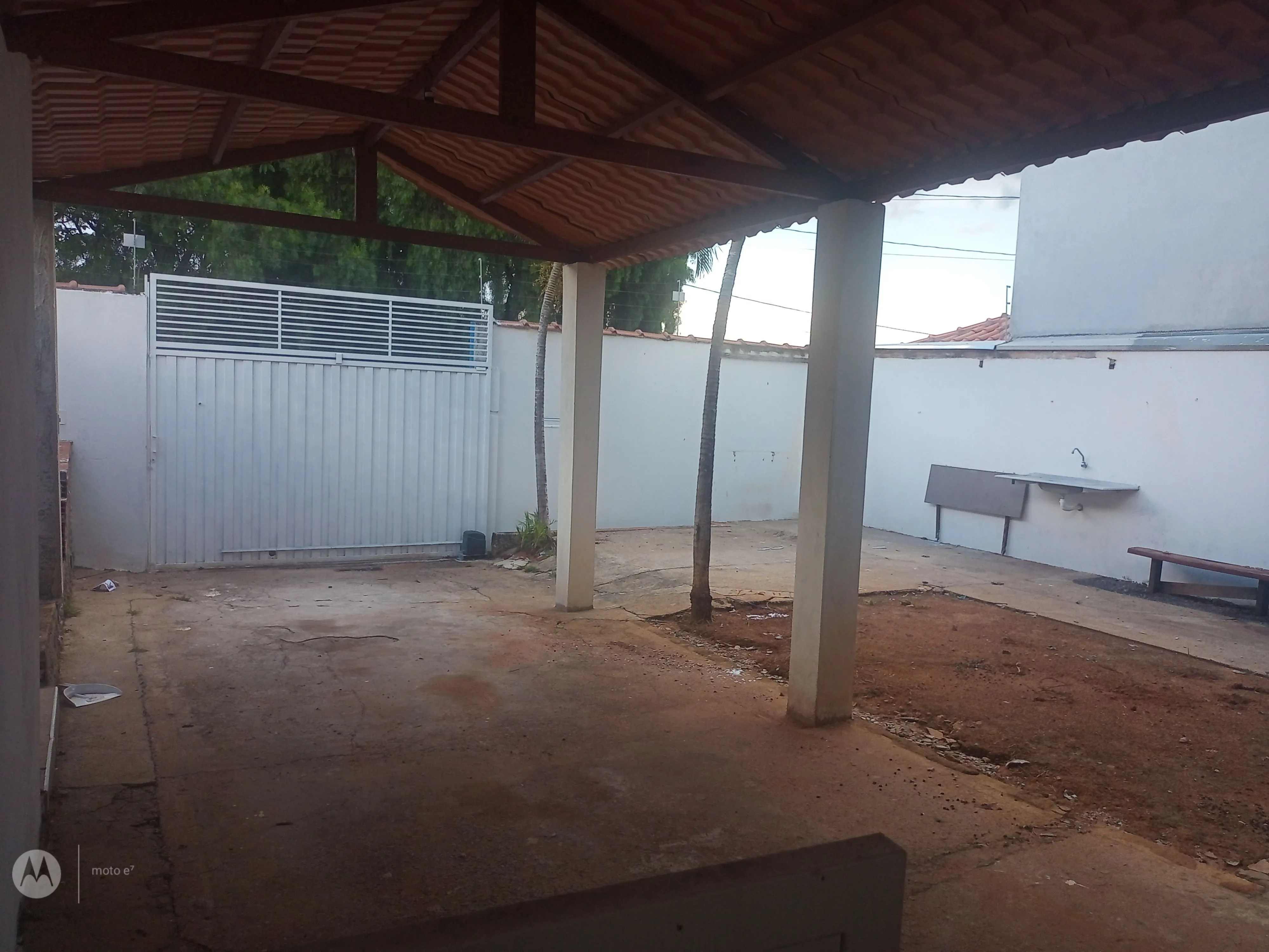 Morar bem é aqui. Casa confortável, com ampla área de lazer, sacadas que proporcionam vistas maravilhosas para as montanhas, 3 quartos, sendo dois suites, mais dois banheiros sociais e um lavabo, copa, cozinha, 2 garagens cobertas, espaço mais automóveis no quintal, bem segura com muros altos, portões eletrônicos, porta balcão nas três sacadas. Vamos agendar uma visita e sentir o quanto ela é agradável? - foto 9