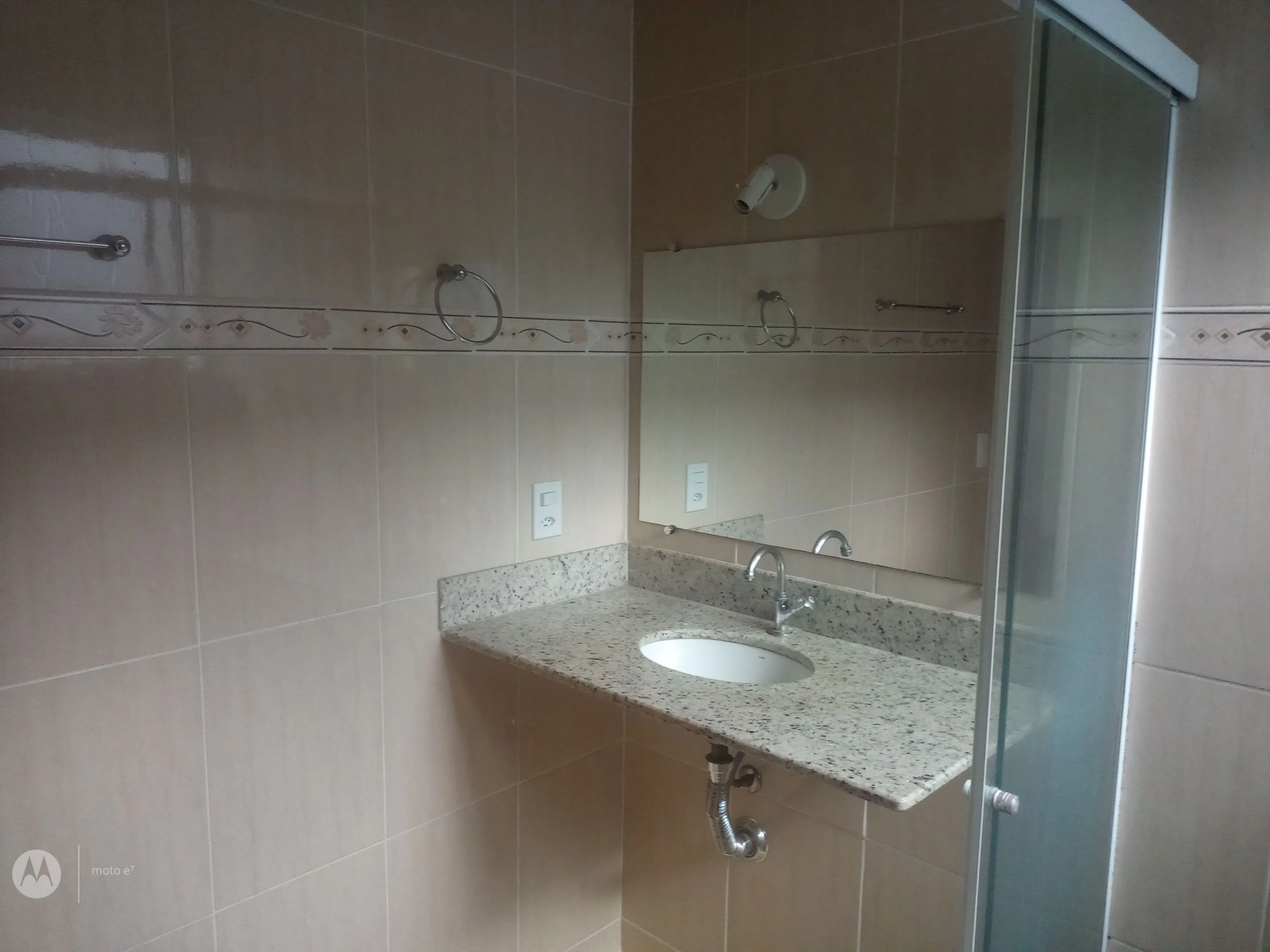 Morar bem é aqui. Casa confortável, com ampla área de lazer, sacadas que proporcionam vistas maravilhosas para as montanhas, 3 quartos, sendo dois suites, mais dois banheiros sociais e um lavabo, copa, cozinha, 2 garagens cobertas, espaço mais automóveis no quintal, bem segura com muros altos, portões eletrônicos, porta balcão nas três sacadas. Vamos agendar uma visita e sentir o quanto ela é agradável? - foto 10