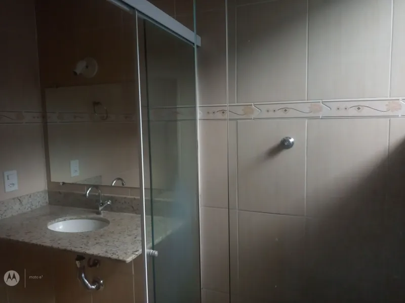 Morar bem é aqui. Casa confortável, com ampla área de lazer, sacadas que proporcionam vistas maravilhosas para as montanhas, 3 quartos, sendo dois suites, mais dois banheiros sociais e um lavabo, copa, cozinha, 2 garagens cobertas, espaço mais automóveis no quintal, bem segura com muros altos, portões eletrônicos, porta balcão nas três sacadas. Vamos agendar uma visita e sentir o quanto ela é agradável? - foto 11